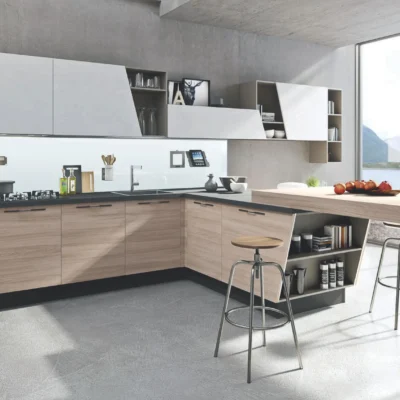 Mia cucina con snack tavolo penisola, basi in laminato olmo
