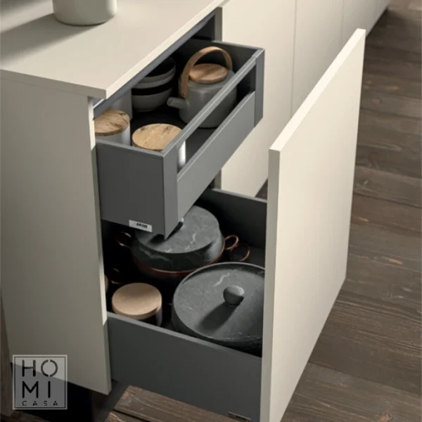 Erika 03 cucina ad angolo, Ante in vetro, basi con anta Jhon in alluminio nero - immagine 5