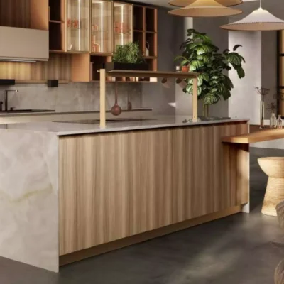 Cucina moderna con isola contraddistinta da ante Laccate Corda. Piano top in Gres Materica Onice Bianco